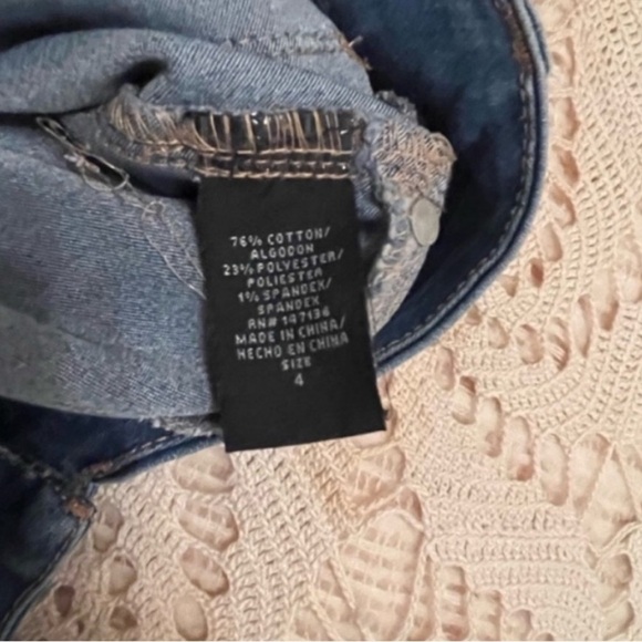 1822 BERMUDA women's denim jean shorts size 4 whiskers medium wash cuffed EUC - Picture 7 of 14